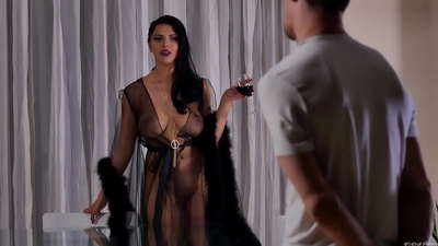 I-Slut Kira Queen wamema ummelwane wakhe ukuba afumane iti kwaye wamfaka kwitafile yesidlo sangokuhlwa